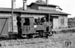 Zwischen 1897 und 1900 baute die sächsische Maschinenfabrik Hartmann in Chemnitz vier dreiachsige Schmalspurloks, die auf den Strecken von Kyritz über Hoppenrade nach Breddin sowie von Viesecke und Glöwen eingesetzt wurden. Eine Lok ging 1945 als Reparationsleistung in die Sowjetunion, die drei übrigen übernahm die Deutsche Reichsbahn mit den Betriebsnummern 99 4501 bis 99 4503. Während 99 4501 im Jahr 1964 und 99 4502 im Jahr 1966 ausgemustert wurden, erhielt 99 4503 im RAW Görlitz noch 1965 neue Pufferträger und einen neuen Kessel. Trotz dieser Verjüngung wurde sie 1968 abgestellt und daraufhin einem Berliner Lokführer verkauft. Sie blieb nicht betriebsfähig erhalten und steht heute im Brandenburgischen Museum für Klein- und Privatbahnen in Gramzow/Uckermark. Das Bild der 99 4503 (Bw Wittenberge) entstand im Bahnhof Perleberg. (06.1966) <i>Foto: Helmut Pochadt</i>