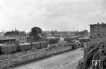 Eine preußische G 8¹ rangiert in Magdeburgs Elbbahnhof, nahe der Hubbrücke über den Strom (ganz links). Im Bahnhof reihen sich im Spätsommer 1956 die für die Sowjettruppen typischen Güterwagen auf: zweiachsig, gedeckt, mit Schiebetüren, Lüftungshutzen für die Ofenheizung und teilweise mit Bremserhäuschen. Magdeburg war damals Sitz der 3. Allgemeinen Rotbanner-Armee (3. Sowjetarmee), die dort bis zum Abzug 1991 blieb. Rechts steht das Empfangsgebäude aus dem Jahr 1839, das als einziges Relikt des Bahnhofs erhalten blieb. Das ganze Gelände ist heute mit Wohnungen überbaut. Die Parole an der Mauer ließ sich leider nicht mehr entziffern. (07.1956) <i>Foto: Jürgen Hagemann</i>