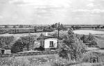 75 633 mit einem Personenzug nach Brandenburg oder Dessau in Biederitz. Im Vordergrund verläuft das Streckengleis nach Magdeburg-Buckau. (07.1956) <i>Foto: Jürgen Hagemann</i>