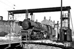 39 1014 (Bw Saalfeld/Saale) ergänzt ihre Wasservorräte im Bw Leipzig Hbf West. Die Lok hatte bereits eine bewegte Vergangenheit hinter sich: 1924 als 39 187 in Dienst gestellt, blieb sie nach 1945 durch ihre Stationierung beim Bw Stargard (Pommern) in Polen. Die PKP ordnete die Maschine als Pt1-3 ein, am 02.11.1955 kehrte sie im Austausch gegen polnische Fremdloks in die DDR zurück. Am 17.11.58 erhielt sie den Kessel Raw Halberstadt 14/1958, den Tender Floridsdorf 2001/1940 und die Ersatzfabriknummer Raw Meiningen 14/1958 und verließ das Werk als 22 014. Zwischen 1967 und 1969 bekam die Lok allein vier Zwischenuntersuchungen, u.a. wegen Felgenriß, Rahmenriß, Langkesselriß und defekter Schieberbuchse. Dennoch erreichte sie das EDV-Zeitalter und bekam damit ihre alte Baureihenbezeichnung 39 1014-8 zurück. Ihre Abstellung erfolgte im Mai 1971. (08.03.1971) <i>Foto: Dieter Wünschmann</i>