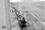 93 230 vom Bw Berlin-Grunewald verlässt mit einem Güterzug den Bahnhof Berlin-Charlottenburg Gbf in Richtung Westkreuz. Die Lok wurde im Oktober 1968 dem Verkehrsmuseum Dresden übereignet und wird heute museal vom Eisenbahnmuseum Dieringhausen betreut. (08.1963) <i>Foto: Theodore Shrady</i>