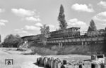 Ein ET 165 verlässt die S-Bahn-Station Berlin-Wilmersdorf (seit 1993: Bundesplatz) an der noch nicht fertig gestellten A 100. (05.1967) <i>Foto: Jürgen Hagemann</i>