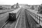 Ein ET 165 der Wannseebahn nach Frohnau nahe des S-Bahnhofs Großgörschenstraße bei der südlichen Tunneleinfahrt in den Nord-Süd-Tunnel der Berliner S-Bahn. Über dem Zug ist der ehemalige Personalzugang zum Bw Pog (Potsdamer Güterbahnhof) zu sehen, welches auf dem Bild rechts am Rand lag. Die Brücke wurde zum Zeitpunkt der Aufnahme bereits nicht mehr genutzt. Das Gerippe über die Gleise stand noch bis in die 1970er Jahre. (04.1968) <i>Foto: Jürgen Hagemann</i>
