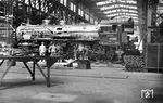 17 1200 vom Bw Altona während einer Ausbesserung im RAW Sebaldsbrück, seit Dezember 1939 RAW Bremen. Nach dem Krieg gehörte die Lok dem Bw Löhne (Westf) an und stand zuletzt in Brackwede abgestellt. Mit HVB-Verfügung vom 14. August 1950 wurde sie ausgemustert und 1951 als Schrottexport nach Jugoslawien verkauft.  (1937) <i>Foto: Theodor Düring</i>