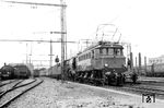 E 05 103 (Bw Leipzig Hbf West) während der Erprobungsphase im Bahnhof Halle (Saale). Als Vorspannlok vor der planmäßigen Zuglok der Baureihe 03 verlässt sie den Bahnsteig 7 (Ostseite) mit einem Reisezug nach Leipzig. An den Postgleisen vor dem Insel-Bf-Gebäude ist die Hallenser 38 2707 mit Rangierarbeiten beschäftigt.  (1934) <i>Foto: RVM</i>