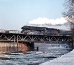 Bei Eisgang auf der Spree fährt die Wittenberger 01 0525 mit dem D 1332 nach Hamburg über die Flussbrücke zwischen Lehrter Stadtbahnhof und dem S-Bahnhof Bellevue. (02.1975) <i>Foto: Ulrich Hesse</i>