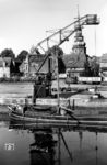 1952 erwarben die Stadtwerke Stade die Diesellok 1. Die zweiachsige Lok vom Typ 55 B mit einer Spurweite von 900 Millimetern stammte von MaK. Sie war mit der Fabriknummer 588 am 30. März 1936 vom Marine-Artillerie-Zeugamt Borkum in Dienst gestellt worden. Nach dem Ende des Zweiten Weltkriegs kam sie 1947 zur Borkumer Kleinbahn. 1949 ging sie an einen Hamburger Händler, der sie 1952 an die Stadtwerke Stade verkaufte. Dort wurde sie auf Normalspur 1435 mm umgebaut. 1963 wurde sie weiterverkauft. Das Bild zeigt Lok 1 vor der evangelisch-lutherischen Kirche St. Cosmae et Damiani am Burggraben in Stade. (1957) <i>Foto: Jürgen Hagemann</i>