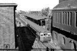 Ein ET 165 der Zuggruppe A ist in den alten S-Bahnhof Putlitzstraße eingefahren. 1966 musste das alte oberirdische Empfangsgebäude abgerissen werden, da die Kriegsschäden bis dato nur notdürftig ausgebessert worden waren. Bereits 1976 musste der schlichte Neubau wieder weichen, diesmal war der Neubau der Putlitzbrücke, von der das Foto entstand, ausschlaggebend dafür. Die Arbeiten wurden 1979 abgeschlossen, der Bahnsteig war nunmehr über je eine Treppe pro Straßenseite zu erreichen. Im Zuge des Umbaus der Station wurde der Bahnsteig um etwa 100 m nach Westen verlängert, sodass dort ein direkter Zugang zur U-Bahn entstand. 1980 wurde die Station als Folge der Einstellung des S-Bahn-Verkehrs auf der Ringbahn nach dem seinerzeitigen Reichsbahnerstreik geschlossen. Bahnsteig und Zugänge wurden nach 1990 im Zuge der Wiederherstellung der nördlichen Ringbahn neu errichtet, hierbei wurde auch der Zugang zur U-Bahn wiederhergestellt. Der S-Bahnhof konnte am 19. Dezember 1999 unter dem Namen "Westhafen" wiedereröffnet werden. (09.1964) <i>Foto: Jürgen Hagemann</i>