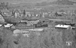 Zurück auf dem Aussichtspunkt konnte noch eine ölgefeuerte 44er des Bw Nordhausen im Bahnhof Ellrich mit einem Teleschuss erlegt werden. Anhand des Schriftzugs "Reservistenkollektiv Bw Nordhausen" am Windleitblech konnte sie als 44 0053-7 (44 1053) identifiziert werden. (06.05.1972) <i>Foto: Wolfgang Bügel</i>