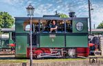 Lok "PLETTENBERG" mit Lokführer Martin Kreher der PRESS in Bruchhausen-Vilsen. Die Lok wurde unter der Nummer 3 (Zweitbesetzung) 1927 von Henschel an die meterspurige Plettenberger Kleinbahn AG geliefert. 1967 liefen ihre Fristen ab, 1968 wurde die Lok an den Deutschen Eisenbahn-Verein verkauft. Die 3'' traf 1971 in Bruchhausen-Vilsen ein und erhielt den Namen PLETTENBERG. Nach mehreren Anläufen konnte 1988 mit den Kesselarbeiten für die Wiederinbetriebnahme begonnen werden. Seit 1991 wird sie auf der Museums-Eisenbahn eingesetzt. Die Normalspurpuffer und -kupplung wurden bei der Aufarbeitung entfernt und die originale Balancierhebelkupplung wieder angebracht. Im Frühjahr 2021 erhielt die Lok die ursprünglichen Normalspurpuffer wieder zurück und ist nach dreijähriger Hauptuntersuchung seit 2023 mit ihrer alten Nummer 3 wieder im Einsatz. (29.07.2026) <i>Foto: Joachim Schmidt</i>