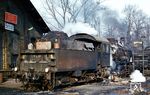 55 4467 im Bw Dessau unter einem der damals unumgänglichen Propagandasprüche für die "Erhöhung der Ordnung, Disziplin und Sicherheit" im Eisenbahnwesen. Obwohl die DDR-Oberen wussten, dass für die potentiellen Gefahren im Netz der DR insbesondere Mängel im Oberbau und fehlende technische Sicherheitseinrichtungen (z.B. Indusi) verantwortlich waren, versuchten sie den schwarzen Peter auf die Beschäftigten abzuwälzen. Statt die dringend notwendige Aufstockung der Investitionen anzugehen, startete die Parteiführung aus Geldmangel stattdessen umfangreiche und jahrelang andauernde Propagandakampagnen. Die geringe Mittelausstattung sollte also vor allem durch ideologische Maßnahmen und durch die Eisenbahner selbst kompensiert werden.  (02.1972) <i>Foto: Rolf Hahmann</i>