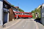 998 886 rollt über die Untere Kirchstraße in Obergimpern. Aufgrund der extremen Hitze Ende Juli war die Krebsbachtalbahn wegen einer Gleisverwerfung nicht mehr befahrbar, und alle geplanten Fahrten mussten entfallen. (01.05.2026) <i>Foto: Zeno Pillmann</i>