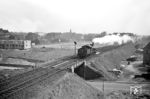 HOAG Lok 8 auf der Bahnstrecke Hüttenwerke Oberhausen–Walsum Südhafen, die die ehemalige Hüttenwerke der Gutehoffnungshütte in Oberhausen und die Zechen Jacobi, Sterkrade und Hugo Haniel mit den Bahnstrecken Oberhausen–Arnheim, Oberhausen–Wesel mit dem Walsumer Südhafen in Duisburg-Walsum verband. (1955) <i>Foto: Jürgen Hagemann</i>