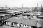 Blick vom Uhrenturm des Düsseldorfer Hauptbahnhofs auf eine dort einfahrende P 8. Das Bild zeigt die Bahnsteighallen des 1936 entstandenen Neubaus der Reichsbahndirektion Wuppertal. Die letzten Kriegsschäden waren erst ein Jahr zuvor beseitigt worden. Mitte der 1980er Jahre wurden die Hallendächer abgerissen, und es entstand eine geschlossene Bahnsteighalle, deren vier Schiffe nicht wie üblich parallel, sondern quer über die Gleise und Bahnsteige verlaufen. Das Stahlwerk im Hintergrund ist auch seit Ende der 1970er Jahre Geschichte. Der Abriss ermöglichte eine Öffnung des Hauptbahnhofs zum Stadtteil Oberbilk hin und zu einem neu gebauten Bürokomplex am Bertha-von-Suttner-Platz. (05.1960) <i>Foto: Ernst Winter</i>
