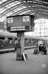 VT 08 509 als F 14 "Dompfeil" aus Hannover auf Gleis 6 in Köln Hbf. Beachtenswert ist auch der in den Fokus gestellte Zugzielanzeiger, der damals noch händisch bedient wurde. (29.05.1960) <i>Foto: Ernst Winter</i>