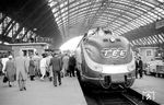 Ein VT 11 ist als TEE 19 "Saphir" (Frankfurt/M - Oostende) in Köln Hbf eingefahren. Um 10.22 Uhr wird der Zug weiter nach Aachen fahren, wo er um 11.04 Uhr ankommen wird. (29.05.1960) <i>Foto: Ernst Winter</i>