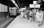 E 10 143 vom Bw Köln-Deutzerfeld fährt mit dem E 771 nach Amsterdam in Düsseldorf Hbf ein. (06.1960) <i>Foto: Ernst Winter</i>