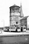 Straßenbahnen der Linie 3 (Gerresheim – Grafenberg – Corneliusplatz – Burgplatz) und Linie 18 nach Benrath am alten Schlossturm mit der Basilika St. Lambertus in der Düsseldorfer Altstadt. Die ersten drei Geschosse des 33 m hohen Turms stammen noch aus dem 13. Jahrhundert und sind damit das älteste erhaltene Bauwerk in Düsseldorf. Es ist der letzte Überrest des einstigen Düsseldorfer Schlosses. Heute beherbergt der Turm das Schifffahrts-Museum. Straßenbahnen fahren hier schon lange nicht mehr. (08.1951) <i>Foto: Ernst Winter</i>