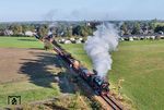 44 1593 mit einem Fotogüterzug am südlichen Einfahrsignal von Beekbergen. Die Campervans am Bahnhof haben übrigens nichts mit der Veranstaltung zu tun. Sie bestätigen nur ein liebevoll gepflegtes Klischee über unsere Nachbarn, dass sie gerne ihr Haus mit in Urlaub nehmen. Darin steckt jedoch ein Funken Wahrheit: Während gerade einmal jeder zehnte Deutsche ein Wohnmobil besitzt, hat fast jeder zweite Niederländer ein solches. (06.09.2026) <i>Foto: Joachim Schmidt</i>