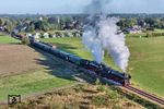 01 1075 und 41 241 dampfen aus Beekbergen. Hinter der 01.10 ist eins der niederländischen Formsignale zu sehen, die in den Niederlanden bereits ab 1955 durch Lichtsignale ersetzt wurden. Das Signal-Sicherungswesen der NS entstand anfangs aus einer Kombination englischer und deutscher Grundsätze. Dabei wird der Bahnhof, wie in Deutschland, für Zugfahrten als Einheit betrachtet und gegen die Strecke durch Einfahr- und Ausfahrsignale gesichert. Nach dem Zweiten Weltkrieg folgte eine radikale Vereinfachung und Vereinheitlichung der Signale, wobei eine Orientierung an nordamerikanische Grundsätze erfolgte, ähnlich einem H/V-System. (06.09.2026) <i>Foto: Joachim Schmidt</i>