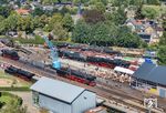 Zum VSM-Bahnbetriebswerk/Bahnhof in Beekbergen gehören ein Lokschuppen, in dem auch größere Reparaturen ausgeführt werden können, eine Drehscheibe, Bahnsteige sowie Lokomotivbehandlungsanlagen. Während der alljährlichen Veranstaltung "Terug naar Toen" ist dort entsprechend viel los. Es beeindruckt außerordentlich, was der Verein geleistet hat. Früher war Beekbergen nur ein kleiner Haltepunkt. Die Drehscheibe ist ein „Import“ aus Oberhausen. (06.09.2026) <i>Foto: Joachim Schmidt</i>