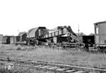 Schienenkran ÖBB 966 400 mit Kranschutzwagen 967 029 wahrscheinlich aufgenommen in St. Pölten. Der 45-t-Dampfkran stammte ursprünglich aus einer Serie für die sowjetische Staatsbahn. 1954 wurde der Kran von den ÖBB übernommen. Mit seinem langen Ausleger konnte er besonders schwere Lasten heben. Seine maximale Hubhöhe lag bei rund 11 Metern.  (15.06.1962) <i>Foto: Basil Roberts</i>
