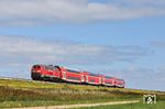 Natur und Weite sind die typischen Merkmale auf Sylt, zu genießen auch am Hindenburgdamm, wenn wie hier 218 453 den RE 11073 nach Bredstedt schiebt. (24.08.2026) <i>Foto: Joachim Bügel</i>