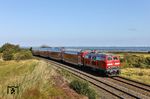 218 453 schiebt östlich von Morsum den RE 11081 nach Husum und wird gleich über den Hindenburgdamm zum Festland fahren. (24.08.2026) <i>Foto: Joachim Bügel</i>
