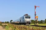 Im Mai 2025 fiel der offizielle Startschuss für die Planungsarbeiten zur Elektrifizierung der Marschbahn. In diesem Zusammenhang wird auch die teilweise noch vorhandene alte Signaltechnik verschwinden wie hier in Klanxbüll. Das Motiv mit dem Formsignal und dem (vermeintlich) modernsten Zug auf der Marschbahn, dem Talgo-ICE (ICE 2311 nach Köln mit 248 502) wird dann der Vergangenheit angehören. (25.08.2026) <i>Foto: Joachim Bügel</i>