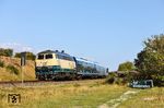 Wegen eines Bü-Unfalls bei Itzehoe lief es an diesem Tag wieder nicht rund auf der Marschbahn. So sprang kurzfristig 218 330 ein, die mit einem blauen Refresh-Marschbahnpark zwischen Itzehoe und Westerland (Sylt) pendelte. Hier verabschiedet sie sich am RE 11029 bei Morsum von der Insel Sylt. (25.08.2026) <i>Foto: Joachim Bügel</i>