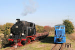 Im Bahnhof Bocksthal überholt Lok 11 mit einem Güterzug, der aus zweiachsigen offenen und handgebremsten Güterwagen besteht, die Diesellok 35 (LKM, Baujahr 1962) vor einem Personenzug. (10.10.2010) <i>Foto: Thomas Fischer</i>