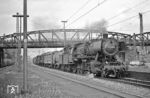 Dann ging es noch nach Wuppertal-Unterbarmen, wo die Durchfahrt des Ng 17602 mit 051 798 fotografiert wurde. Zum Zeitpunkt der Aufnahme gab es noch den Bahnsteig an den Ferngleisen, auf dem der Fotograf steht. Aber schon früher hielten an diesem Bahnsteig relativ wenige Züge, da der Nahschnellverkehr (Eilzüge) in den Stationen Unterbarmen, Steinbeck, Zoo und Sonnborn in der Regel durchfuhr. Auch die alte Stahlbogenbrücke ist längst schon Geschichte.  (25.05.1972) <i>Foto: Wolfgang Bügel</i>