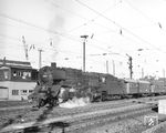 Bei der Ausfahrt aus Bremen Hbf passiert 01 167 mit E 755 nach Hamburg-Altona das Wärterstellerk "Bhn" aus dem Jahr 1914. Um 1970 ging das Stellwerk außer Betrieb. Die Bremer 01 war schon im Jahr zuvor ausgemustert worden. (04.1968) <i>Foto: Hans Landwehr</i>