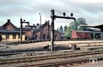 Stilleben im Bahnhof Göttingen. Der 1854 als Station der Hannöverschen Südbahn eingeweihte Bahnhof liegt westlich des Göttinger Stadtkerns. Anfang des 20. Jahrhunderts wurde der Bahnhof umfassend umgebaut. Insbesondere erfolgte eine Höherlegung der Gleise, was seitlich einen kreuzungsfreien Straßenverkehr erlaubte, den man fortan durch Unterführungen leitete. Im südlichen Teil wurde die Eichenberger Strecke nach Westen an die Dransfelder Rampe verlegt, der alte Verlauf war die heutige Eisenbahnstraße. Auch das Empfangsgebäude wurde mehrfach umgebaut und erhielt Anbauten. Die bis dahin direkt am Bahnhof endende Gartetalbahn /750 mm Spurweite) nach Rittmarshausen bekam im Zuge der Höherlegung den eigenen Bahnhof Göttingen Süd, etwa 400 Meter südlich des Staatsbahnhofs. 1963 wurde Göttingen an das elektrifizierte Streckennetz angeschlossen. (05.1958) <i>Foto: Detlev Luckmann</i>