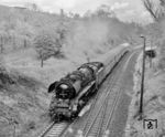 41 1055 (Bw Saalfeld/Saale) mit einer der letzten dampfgeführten Personenzugleistungen auf der "Holzlandbahn", dem P 6018 nach Jena Saalbf, in der Ausfahrt aus Töppeln. (09.05.1986) <i>Foto: Joachim Schmidt</i>