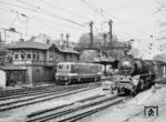 243 091 vom Bw Halle (Saale) P übergibt im Bahnhof Camburg ihren Personenzug an 41 1055. Das Fahrdienstleiter-Stellwerk "Cb" überstand noch die Wende. Um 1991 wurde mit der Ausstattung des Bahnhofs auf Lichtsignaltechnik die Signalbrücke geschleift. Nach der Außerbetriebnahme des Stellwerks am 26.11.2011 wurde das Gebäude 2016 abgerissen. (13.05.1986) <i>Foto: Joachim Schmidt</i>
