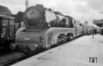 Ihren Abgesang absolvierte der "schwarze Schwan" 10 001 von März 1967 bis Anfang Januar 1968 fast ununterbrochen vor dem Eilzugpaar E 387/687 (E 688/388). Mit dem E 687 nach Rheine steht 10 001 im Bahnhof Hamm (Westf). Während der Lokführer ungeduldig das Ein- und Ausladen der Post beobachtet und auf das Ende der Bremsprobe wartet, absolviert der Heizer eine Servicerunde auf dem Umlauf der Lok. (11.1967) <i>Foto: Robin Fell</i>