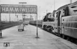 10 001 wartet im Bahnhof Hamm (Westf) vor dem E 687 nach Rheine auf die Abfahrt. Das Bremsprobesignal zeigt zwei weiße Lichter (Zp 7 - Bremse lösen), die Bremsprobe ist also noch nicht beendet.  (11.1967) <i>Foto: Robin Fell</i>