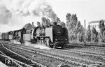 Die Rheiner 50 1878 und 50 705 vor einem Ganzzug in Hamm (Westf). (12.08.1956) <i>Foto: Manfred van Kampen</i>