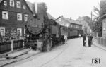 99 231 mit P 3756 nach Eisfeld beim Halt in Brattendorf, wo die Schmalspurstrecke mitten durch den Ort führte. Während die Briten hier unbehelligt fotografieren konnten, verzichtete der hier schreibende westdeutsche Pennäler dort auf eigene Fotos, obwohl die Verwandtschaft nur wenige Kilometer entfernt wohnte. Nach einer unangenehmen Volkspolizei-Erfahrung beim Fotografieren in Saalfeld (vgl. Bild-Nr. 117737), wurde auf solche "öffentlichkeitswirksame" Fotostellen verzichtet, und man verkroch sich stattdessen irgendwo auf Wald und Wiese.  (08.1967) <i>Foto: Robin Fell</i>