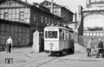 Seit dem Jahr 1900 verkehrt in Nordhausen eine Straßenbahn. Zuletzt schrumpfte das Netz auf nur noch gut 4 km zwischen Oberstadt und Bahnhof zusammen. Tw 24 steht am Bahnhof Nordhausen.  (08.1967) <i>Foto: Robin Fell</i>