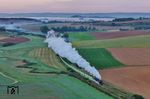 Noch vor Sonnenaufgang zieht 52 8168 mit dem Hackschnitzelzug DGS 59966 ihre Bahn zwischen Marktoffingen und Fremdingen. (22.09.2026) <i>Foto: Joachim Schmidt</i>