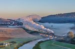 Durch den aufsteigenden Nebel im Wörnitztal dampfen 50 4073 und 58 1111 mit dem Hackschnitzelzug DGS 55568 bei Hoppingen. (23.09.2026) <i>Foto: Joachim Schmidt</i>