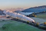 An dem kühlen Septembermorgen zeichnen 50 4073 und 58 1111 vor Güterzug DGS 55568 ihre Spuren in den Himmel bei Hoppingen. (23.09.2026) <i>Foto: Joachim Schmidt</i>