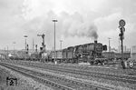 052 625 verlässt mit Ng 17602 nach Wuppertal-Vohwinkel den Bahnhof Wuppertal-Wichlinghausen. Heute steht hier ein Wohngebiet. Die Lok gehörte zu den letzten Wuppertaler Dampfloks. Schon am 1. März 1971 war das Bw Vohwinkel als eigenständige Heimatdienststelle aufgelöst und mit dem Werk in Steinbeck zum Bw Wuppertal vereinigt worden. Die Dampflokbeheimatung in Wuppertal endete am 30.09.1972. Bis Mai 1976 fanden sich noch regelmäßig 50er in Wuppertal, die dem Bw Duisburg-Wedau angehörten. (31.05.1972) <i>Foto: Joachim Bügel</i>