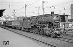 Und wieder war die "Fahrradverfolgung" erfolgreich und man traf vor dem Zug in Wuppertal-Oberbarmen ein. Hinter der Lok ist noch das Wärterstellwerk "Rs" auszumachen, das 1978 abgerissen wurde. (02.06.1972) <i>Foto: Joachim Bügel</i>