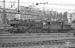Vor dem Gerüst der Schwebebahn wartet 050 606 am Ng 17602 im Bahnhof Wuppertal-Oberbarmen auf den Abschluss der Bremsprobe. Und nun passierte der nächste Anfängerfehler: Dies war Bild-Nr. 38 auf dem Film, einen Ersatzfilm hatte man natürlich nicht dabei. So konnte die Ausfahrt des Zuges nicht mehr fotografiert werden. In Zeiten der digitalen Fotografie kennt man heute solche "Probleme" nicht mehr. (02.06.1972) <i>Foto: Joachim Bügel</i>
