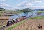 58 1111 und 50 4073 sind mit dem Zuckerrübenzug DGS 59942 zwischen Oettingen und Auhausen unterwegs. Die Bio-Rüben gehen nach Aarberg und Frauenfeld in die Schweiz. Insgesamt werden etwa 30.000 Tonnen Rüben aus dem süddeutschen Raum jährlich in die Schweiz transportiert. Aus der Verarbeitung der Zuckerrüben fallen rund ein Fünftel der gesamten transportierten Menge als Schnitzel-Rücktransporte an. (22.09.2026) <i>Foto: Joachim Schmidt</i>