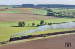 58 1111 und 50 4073 an dem mit gut 2.000 t Zuckerrüben beladenen DGS 59942 zwischen Unterschwaningen und Krottenbach. (22.09.2026) <i>Foto: Joachim Schmidt</i>