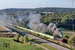 52 8168 bringt den Hackschnitzelzug DGS 59969 bei Wilburgstetten in Fahrt. Am Zugschluss hilft die hier nicht sichtbare V 100 2100 mit. (22.09.2026) <i>Foto: Joachim Schmidt</i>